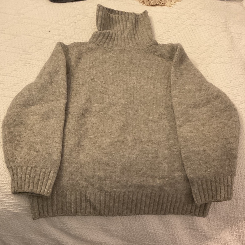 Zara, plain knit turtleneck sweater, size 8, in very good condition.